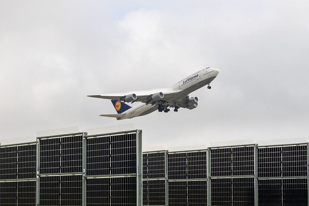 Photovoltaikanlage Fraport - Der Frankfurter Flughafen nimmt eine neuartige Photovoltaik-Anlage auf den Freiflächen des Bahn-Systems in Betrieb, zunächst entlang der Startbahn 18 West. 